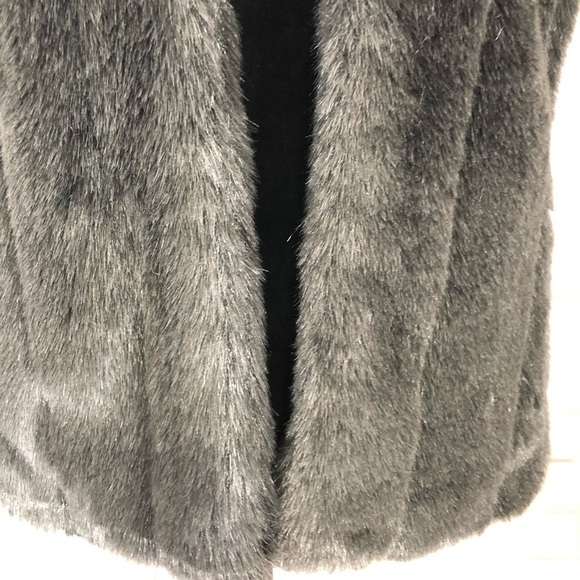 Banana Republic Women’s Faux Fur Vest - Picture 3 of 9